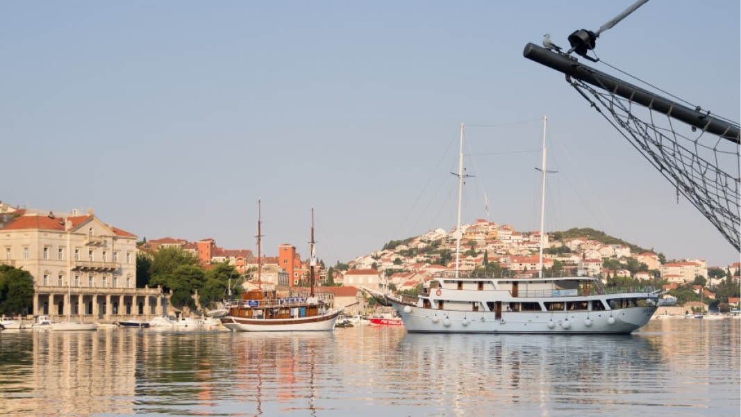 båtar på havet vid hamn i Kroatien på kryssningsresa
